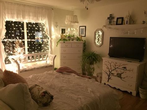 better than the movies ✶ liz buxbaum Dr Bedroom, Better Than The Movies, Cozy Room Decor, Redecorate Bedroom, Pretty Room, Dreamy Room, Dream Room Inspiration, Room Design Bedroom, Room Makeover Bedroom