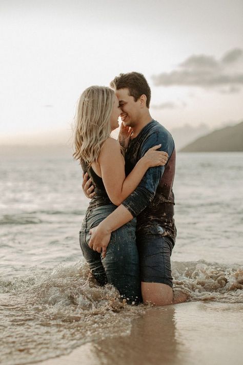 Couple Hawaii, Makua Beach, Hawaii Couple, Beach Jeans, Oahu Elopement, Elopement Photoshoot, Unique Elopement, Photoshoot Beach, Beach Session