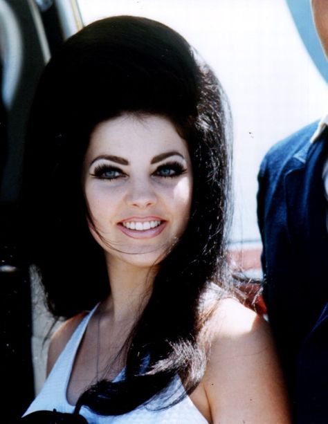 Priscilla Presley Pale Lips, 60s Hair, Elvis And Priscilla, White Images, Priscilla Presley, Lisa Marie Presley, Beauty Icons, Big Hair, Mode Vintage