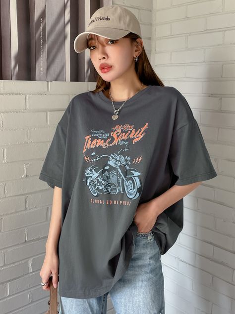 Oversized Tshirt Print Ideas, Grey Oversized Tshirt Outfits, Grey Oversized Tshirt, Grey Tee Outfit, Oversized Graphic Tee Outfits, Oversized Tshirt Women, Oversized Tshirt Outfit Women, Graphic Tshirt Outfit, Casual Tshirt Outfit