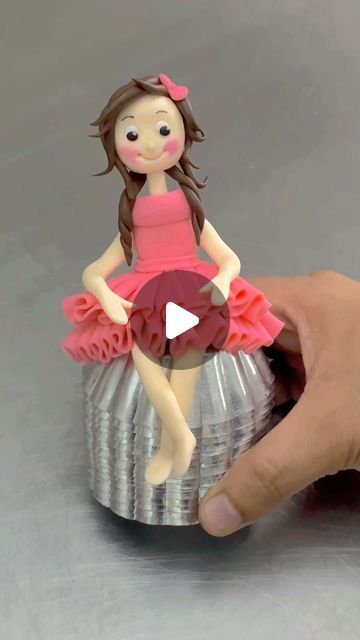 Fondant Doll Cake, Doll Cake Diy, Fondant Doll, Doll Cake Topper, Cake Artist, Fondant Figures, Doll Cake, Sugar Paste, Diy Cake