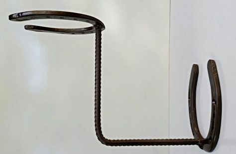 Cowboy Hat Racks, Used Horse Shoes, Horseshoe Cowboy, Cowboy Hat Rack, Horseshoe Crafts Projects, Welding Crafts, Horseshoe Projects, Hat Racks, Western Crafts