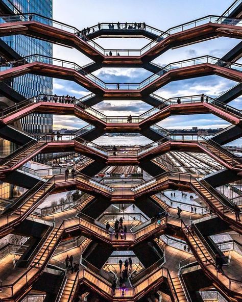 New York’s Touristy New Public Space is a Giant Endless Staircase «TwistedSifter Endless Staircase, Public Stairs, Thomas Heatherwick, Henning Larsen, New York Architecture, Public Space Design, Stairs Architecture, Hudson Yards, Architecture Ideas