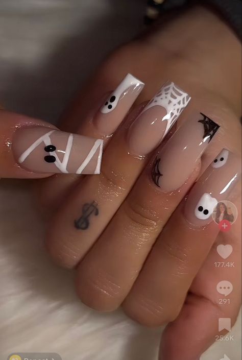 Simple Cute Nails Halloween, Halloween Nail Ideas Acrylic Coffin, Halloween Nail Ideas Coffin, Scary Short Nails, Spooky Nails Inspiration, Horror Nails Halloween Simple, Acrylic Nail Halloween Designs, Spooky Nails Disney, Halloween Acrylic Nails Ideas