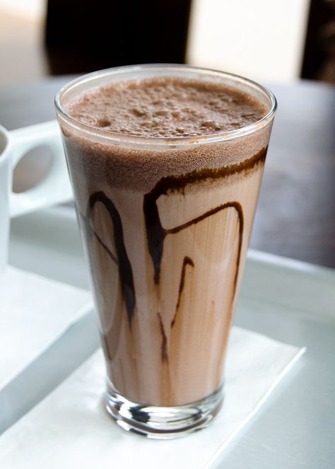 Milkshake Chocolate Caliente, Chocolate Drinks, Sweet Chocolate, Wine And Dine, Frappe, Sweets Desserts, Coffee Break, Diy Food, Just Desserts