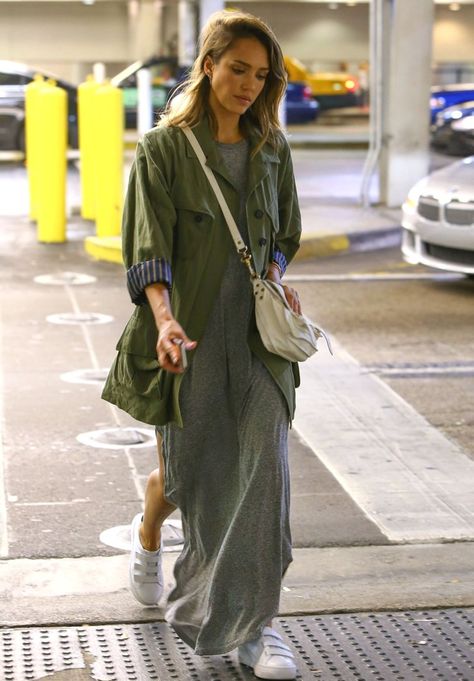 Jessica Alba Outfit, Airport Chic, Travel Fashion Airport, Jessica Alba Style, Travel Outfit Summer, Famous Girls, Airport Fashion, Jessica Alba, Airport Style