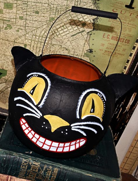 Black Folk Art, Folk Art Cat, Halloween Folk Art, Halloween Buckets, Plastic Pumpkins, Paper Mache Crafts, Pumpkin Witch, Cat Halloween, Cat Crafts