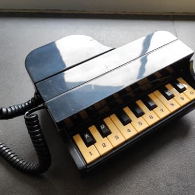 This vintage british telephone from Betacom was completely transformed into a real lo-fi microphone.All the transformation was professionally done,... Random Room Decor, 80s Telephone, Novelty Phones, Goblincore Room, Retro Phones, Old Phones, Modern Minimalist Interior Design, Piano Girl, Telephone Vintage