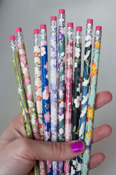 How to: Designer Wrapped Pencils Pencil Crafts, Pen Craft, Diy Pencil, Pencil Gift, Washi Tape Diy, Personalized Pencils, Diy School Supplies, Pencil Design, Diy Vinyl