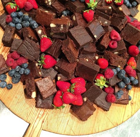 Brownie Bites Dessert Table, Brownie Board Platter, Brownie Charcuterie Board Ideas, Brownie Charcuterie Board, Brownie Platter, Brownie Board, Rancho Wedding, Holiday Boards, Cheap Desserts