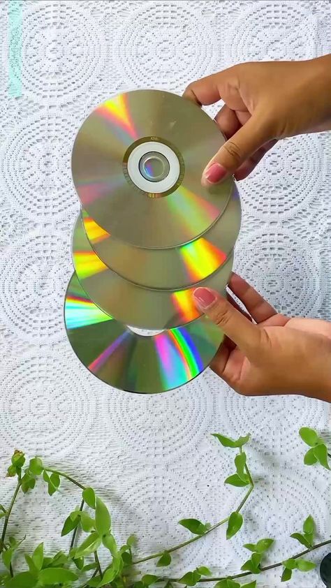 #recicla | Cleu Creation | Kolektivo · Amor Eterno Cd Painting Ideas, Cd Recycle, Cd Crafts Diy, Art Cd, Old Cd Crafts, Furniture Color Schemes, Recycled Cds, Cd Wall Art, Upcycling Art