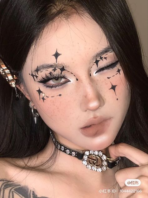 Creative Eyeliner Looks Hooded Eyes, Star Makeup Aesthetic, Cat Inspired Makeup, Black And White Makeup Looks, Soft Alternative Makeup, Graphic Makeup Looks, Party Eyeliner, Cybercore Makeup, Unique Eye Makeup