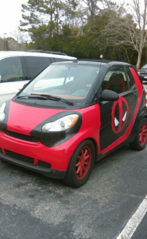 Deadpool car- design made from duct tape. Saw it in Charleston, SC after watching the new Deadpool movie! Deadpool And Unicorn, Deadpool Car, Deadpool Dog, Deadpool Without Mask Wade Wilson, Dog Pool Deadpool, Deadpool Movie, Robots Concept, Car Wrap, Charleston