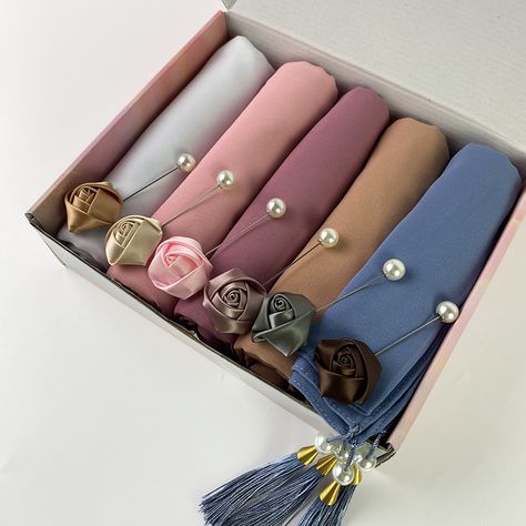 5pcs/Box Chiffon Hijab Beaded Pearls Scarf With Tassel Solid Color Muslim Shawls Headband Islamic Headscarf Box Foulard https://m.alibaba.com/product/1600570595591/5pcs/Box-Chiffon-Hijab-Beaded-Pearls-Scarf.html?__sceneInfo={"cacheTime":"1800000","type":"appDetailShare"} Design Scarf, Chiffon Hijab, Custom Gift Boxes, Hijab Scarf, Head Scarf, Hot Sale, Shawl, Tassels, Gift Box