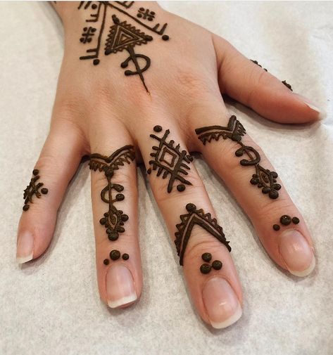 Henna Berbere, Algerian Henna, Amazigh Tattoos, Algeria Aesthetic, Berber Tattoo, Cute Henna Tattoos, Henna Style Tattoos, Jagua Henna, Henna Inspired Tattoos