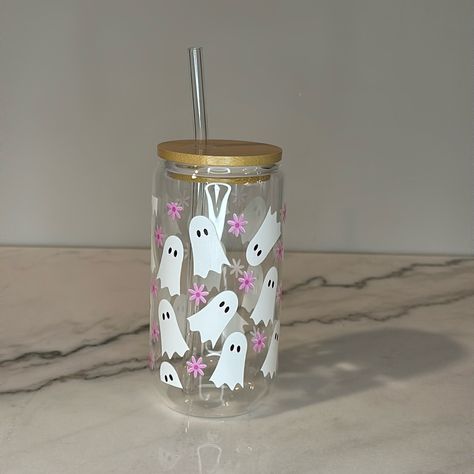 Introducing Our Boutique Ghost And Pink Flowers Glass Travel Cup . This 500ml Cup Is A Delightful Blend Of Functionality And Aesthetics. Complete With A Glass Straw And A Bamboo Top, It's Not Only Eco-Friendly But Also Adds A Touch Of Nature To Your Sips. Perfect For Both Hot And Cold Drinks, This Travel Cup Boasts A Fun Design Featuring Playful Ghosts And Charming Pink Flowers. Embrace Style On The Go With This Whimsical And Versatile Glass Cup. Fall Cup Designs, Aesthetic Glass Cups, Preppy Decorations, Water Bottle Painting, Glass Cup Painting Ideas, Glass Cup Painting, Girly House, Cup Painting, Glass Tumbler Design