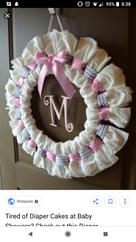 Diaper Wreath Diy, Baby Shower Simple, Fiesta Shower, Baby Shower Wreath, Diaper Wreath, Idee Babyshower, Baby Shower Baskets, Baby Wreath, Boy Baby Shower Ideas