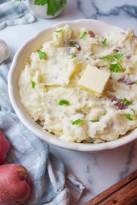 Creamy Garlic Red Skin Mashed Potatoes - BeeyondCereal Garlic Mashed Red Potatoes, Creamy Garlic Potatoes, Garlic Red Mashed Potatoes, Red Skin Mashed Potatoes, Mashed Red Potatoes, Christmas Side Dish Recipes, Red Potato, Easy Vegetable Side Dishes, Pasta Dinner Recipes