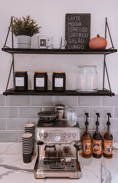 Koffie Stations, Coffee Vibes Aesthetic, At Home Coffee Bar, Coffee Bar In Kitchen, Kaffe Station, Bar In Kitchen, Coffee Bar At Home, Coffee Bar Ideas Kitchen Counter, Bar At Home