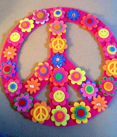 Peace sign craft | *girl*party* | Pinterest Peace Sign Craft, 60s Crafts, Peace Sign Party, 70s Crafts, Flowers Cutout, Paz Hippie, Peace Crafts, Flower Power Party, Hippie Birthday Party