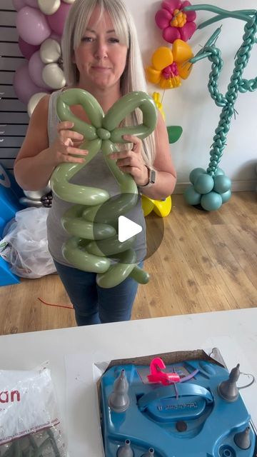 Number Balloon Centerpiece, How To Make A Bouquet Ballon, Balloon Bouquet Diy How To Make, Sweet 16 Balloon Bouquet, Simple Balloon Bouquet, 260 Balloon Ideas, Balloon Bouquet Tutorial, Balloon Spiral, Balloon Distortion