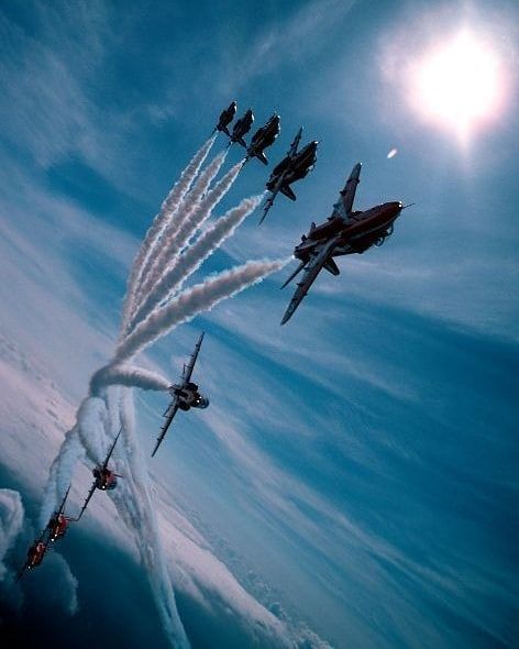 Have a great evening ✌🏼 @rafredarrows @royalairforceuk  #worldofpilots #military #aviation #militaryaviation #wearenato… Photo Avion, Flying In The Sky, Air Flight, Military Jets, Red Arrow, Jet Plane, Fighter Pilot, Aviation Art, Royal Air Force