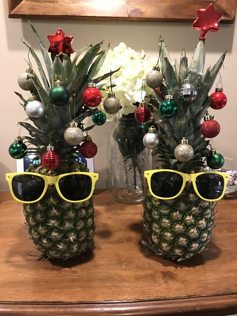 Tacky Christmas Table Decor, Christmas In The Tropics Decor, Tropical Holiday Decorations, Tropical Christmas Dinner, Christmas Party Island Decor, Hawaiian Christmas Party Games, Happy Huladays Party, Christmas In Hawaii Aesthetic, Tropical Christmas Table Decor