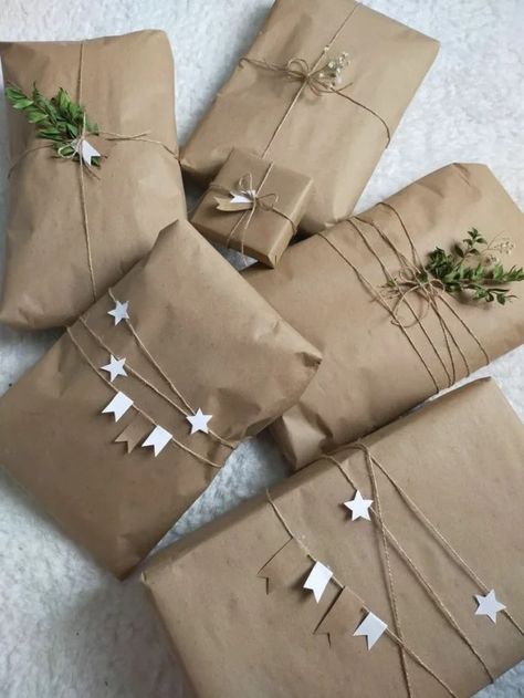 40+ Kraft Paper Christmas Gift Wrapping Ideas - HubPages Professional Gift Ideas, Corporate Branded Gifts, Cute Gift Wrapping Ideas, Personalised Gifts Diy, Gift Wrapping Techniques, Diy Birthday Gifts For Friends, Gift Wrapping Inspiration, Eco Packaging, Gifts Wrapping Diy