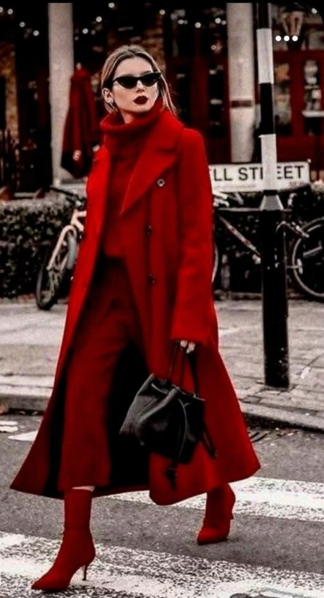 Monochromatic Fashion, Coat Street Style, Woman In Red, Quoi Porter, Street Fashion Photography, Red Coat, Red Outfit, Mode Inspiration, Mode Fashion