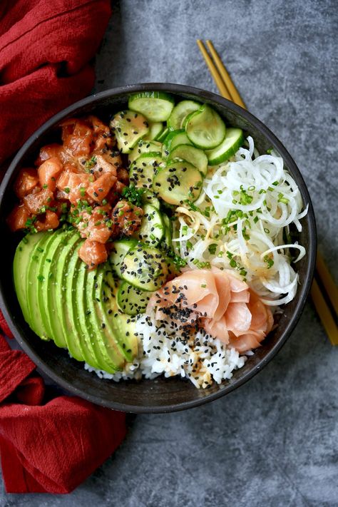 spicy salmon roll sushi bowl Salmon Roll Sushi, Salmon Sushi Bowl Recipe, Salmon Sushi Bowl, Spicy Salmon Roll, Spicy Salmon Sushi, Salmon Sushi Rolls, Sushi Bowl Recipe, Sushi Salad, Salmon Roll