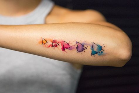 39 Pretty Watercolor Tattoos That'll Convert Even the Biggest Needlephobes Geometric Watercolor Tattoo, Tattoo Bunt, Colorful Tattoo, Tattoo Trend, Perfect Tattoo, Tattoos For Black Skin, Watercolor Tattoos, Original Tattoos, Парные Тату