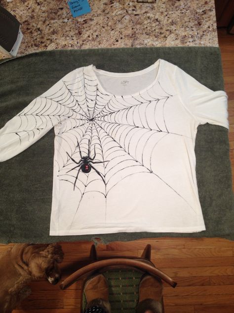 Painted spider and web on a shirt Spider Shirt Diy, Spider Shirt Design, Homemade Tshirt Ideas, Spider Bleach Shirt, Diy Spiderman Shirt, Sweater Painting Ideas, Spiderman Shirt Design, Bleach Sweatshirt Diy, Diy Tshirt Painting Ideas