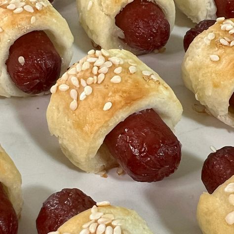 Easy and Delicious Pigs in a Blanket | Inspired Gluten Free Hor Dourves, Pigs In Blankets, Thanksgiving Snacks, Crowd Pleasing Appetizers, Football Party Food, Appetizers Easy Finger Food, Recipes Appetizers, Calorie Recipes, Pigs In A Blanket