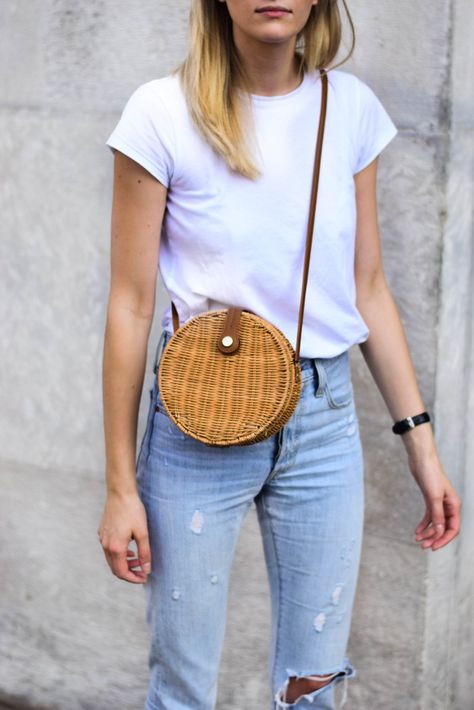 Why straw bag is a must have this season; katiquette Straw Purse Outfit, Straw Bag Outfit, Purse Outfit, Straw Purse, Minimal Street Style, Bag Outfit, Le Happy, Fashion 101, Style Outfits