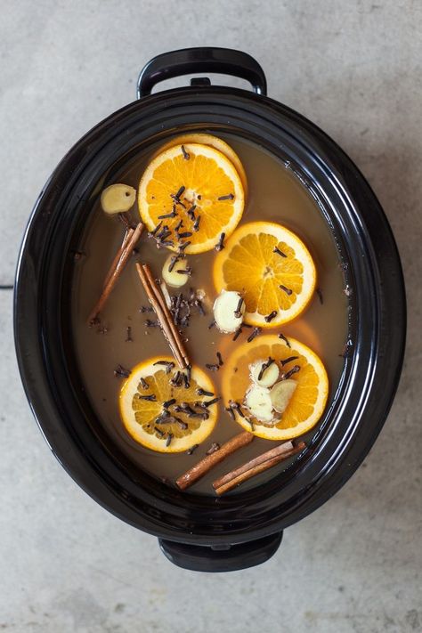 Slow Cooker Mulled Cider Recipe. There's nothing like a warm drink during the weeks of cold weather ahead! This big-batch, cozy nonalcoholic mocktail is great for Halloween, Thanksgiving, or Christmas, and it's SO EASY to make for a crowd in your crockpot or slow cooker! Party Drinks Nonalcoholic, Christmas Drinks Nonalcoholic, Mulled Cider Recipe, Hot Spiced Cider, Drinks Nonalcoholic, Dessert Original, Breakfast For A Crowd, Mulled Cider, Cider Recipe