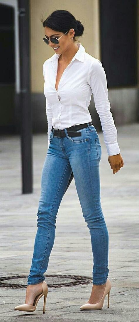 Jeans Heels Outfit, Chique Outfit, Walking Down The Street, Jeans Outfit Women, Moda Chic, Outfit Jeans, Mode Inspo, Wardrobe Style, Outfits Casuales