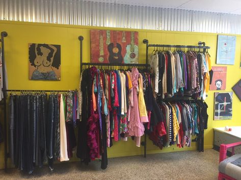 Store Layout Ideas, Resale Shop Ideas, Foster Closet, Vintage Clothing Display, Retail Clothing Display, Clothing Resale, Vintage Dressing Rooms, Vintage Store Ideas, Kids Clothing Store Design