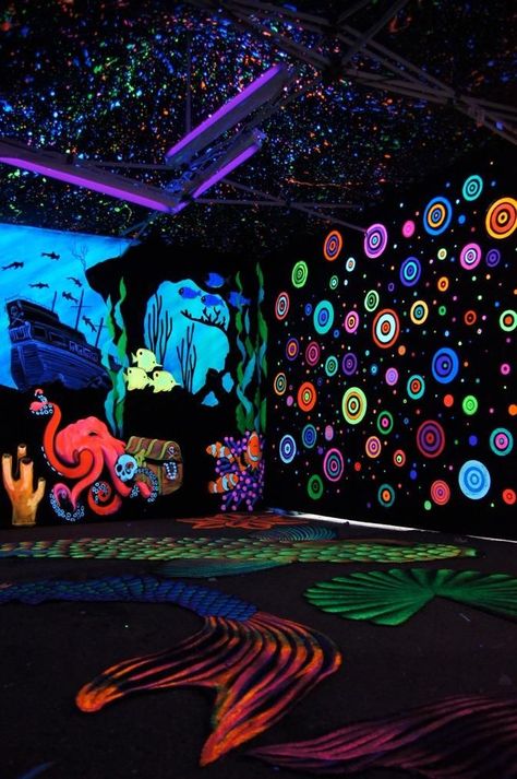 smoking room #Follow Yasholo @unreal_shakespeare Blacklight Room, Black Light Room, Black Light Party, Glow Party Decorations, Visuell Identitet, Trippy Room, Blacklight Party, Light Party, Hippy Room