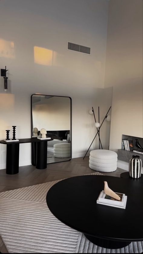 Minimalistic Apartment Decor, Black And White Home Aesthetic, White Black Room, Black And White Apartment Aesthetic, Black Apartment Aesthetic, Loft Apartment Decor, Black White Room, Black And White Apartment, Chic Home Decor Ideas