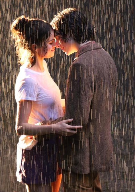 Selena Gomez Kiss, Romantic Kiss Images, Rainy Day In New York, Rainy Day Movies, Couple In Rain, Lovers Kiss, Kissing In The Rain, Love Couple Photo, Cute Couples Photos