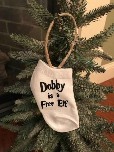 Harry Potter Christmas Gift, Dobby Is A Free Elf, Harry Potter Weihnachten, Harry Potter Christmas Gifts, Harry Potter Christmas Ornaments, Harry Potter Halloween Costumes, Harry Potter Christmas Decorations, Harry Potter Ornaments, Harry Potter Christmas Tree