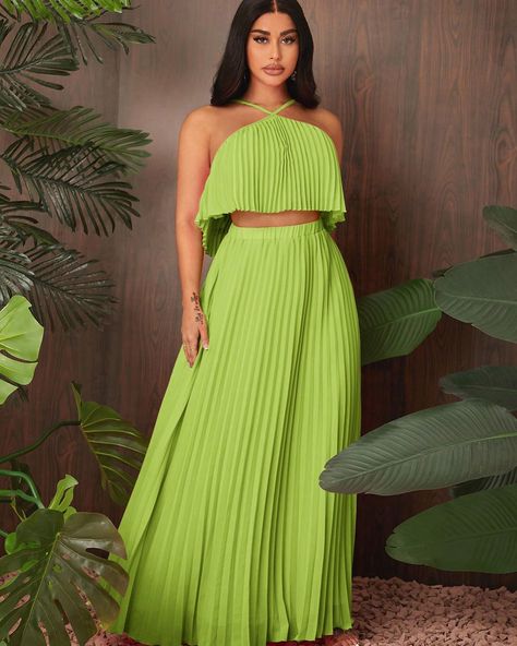 ✨Pre-order only, XS(6) - L(12/14)✨ ✨Price : 155k✨ Plated Skirt, Pleated Skirt Set, Verde Lima, Hair Accessories Boho, Top And Pants Set, Woman Weaving, Retro Hairstyles, Summer Skirts, Curvy Outfits