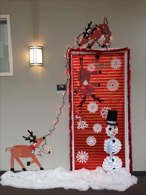 Our Christmas door decoration -- FIRST PLACE!! Made snowman with Dixie cups. Reindeer from construction paper. Snow from sewing fluff. Diy Christmas Door Decorations, Door Decorations Classroom Christmas, Decoration Creche, Classroom Christmas Decorations, Holiday Door Decorations, Diy Christmas Door, Christmas Door Decorating Contest, Christmas Classroom Door, School Door Decorations