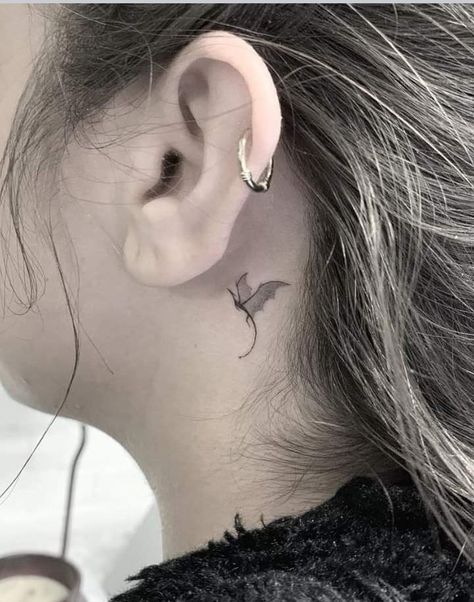 Dragon Tattoo Ear, Dragon Tattoo Behind Ear, Fine Line Dragon Tattoo, Small Neck Tattoos, Behind Ear Tattoos, Girl Neck Tattoos, Small Dragon Tattoos, Small Dragon, Ear Tattoos