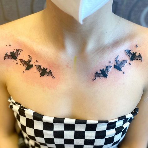 𝔎𝔞𝔱𝔦𝔢 𝔐𝔬𝔬𝔫 ❤️‍🔥 𝔗𝔞𝔱𝔱𝔬𝔬 𝔄𝔯𝔱𝔦𝔰𝔱 on Instagram: “🦇 collarbone bat bangers for Del today 🦇 Thank you for your trust ✨ some dates for march still available ! Email to book 🦇 • Made at:…” Stunning Tattoos, Gift Money, Unique Tattoo Designs, Collar Bone Tattoo, Free Tattoo, Unique Tattoo, Artist On Instagram, Moon Tattoo, Gorgeous Nails