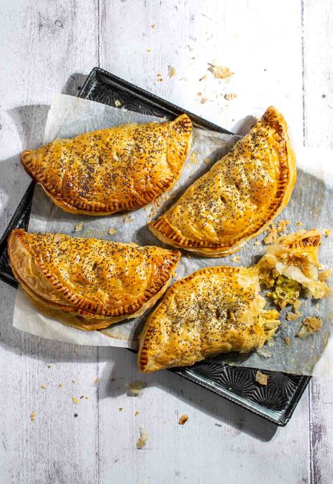 Creamy chicken and leek pies with puff pastry - The Cinnamon Jar Chicken Sausage Rolls, Chicken And Leek Pie, Leek Pie, Individual Pies, Savory Pies, Pastry Pie, Chicken Pie, Puff Pastry Recipes, Sausage Rolls