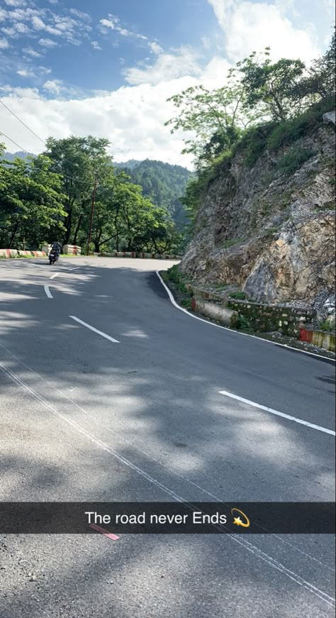 roads snap ideas ❤️🛣️ Mount Abu Photography Poses, Mount Abu Snap, Murree Snaps, Road Trip Aesthetic Couple, Dehradun Snap, Mussoorie Snap, Road Pics Aesthetic, Road Trip Snap, Road Snapchat