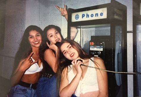 Photographie Portrait Inspiration, Photographie Inspo, Phone Booth, Cute Friend Pictures, Bff Goals, 90s Aesthetic, Foto Vintage, Friend Goals, Youth Culture