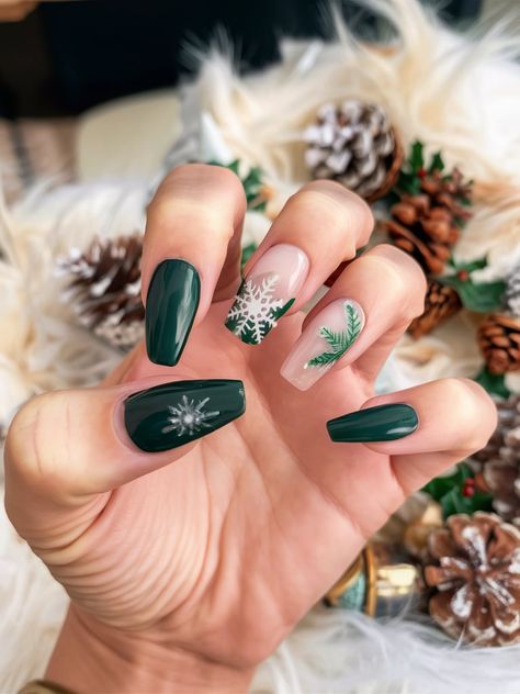 Deep green glossy nails are paired with translucent nails adorned with white snowflakes and delicate pine tree branches, creating a nature-inspired winter look. The contrast between the rich green and soft nude adds a perfect seasonal charm. Green Glossy Nails, Forest Nails, Translucent Nails, Wonderland Forest, Glossy Nails, Snowflake Nails, Acrylic Gel, Xmas Nails, Rich Green