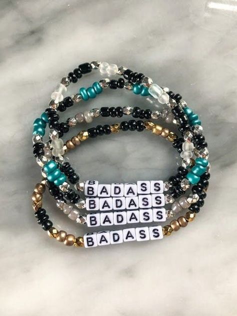 Bead Bracelet Words Ideas, Best Friend Family, Stackable Beaded Bracelets, Motivational Bracelets, Word Bracelet, Beads Bracelet Design, Idea Gift, Stackable Bracelets, Pony Beads